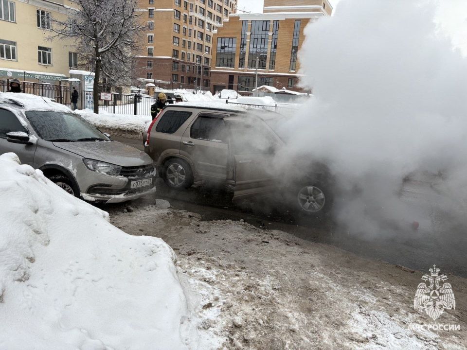 В Туле спасатели потушили загоревшуюся машину В Туле спасатели потушили загоревшуюся машину