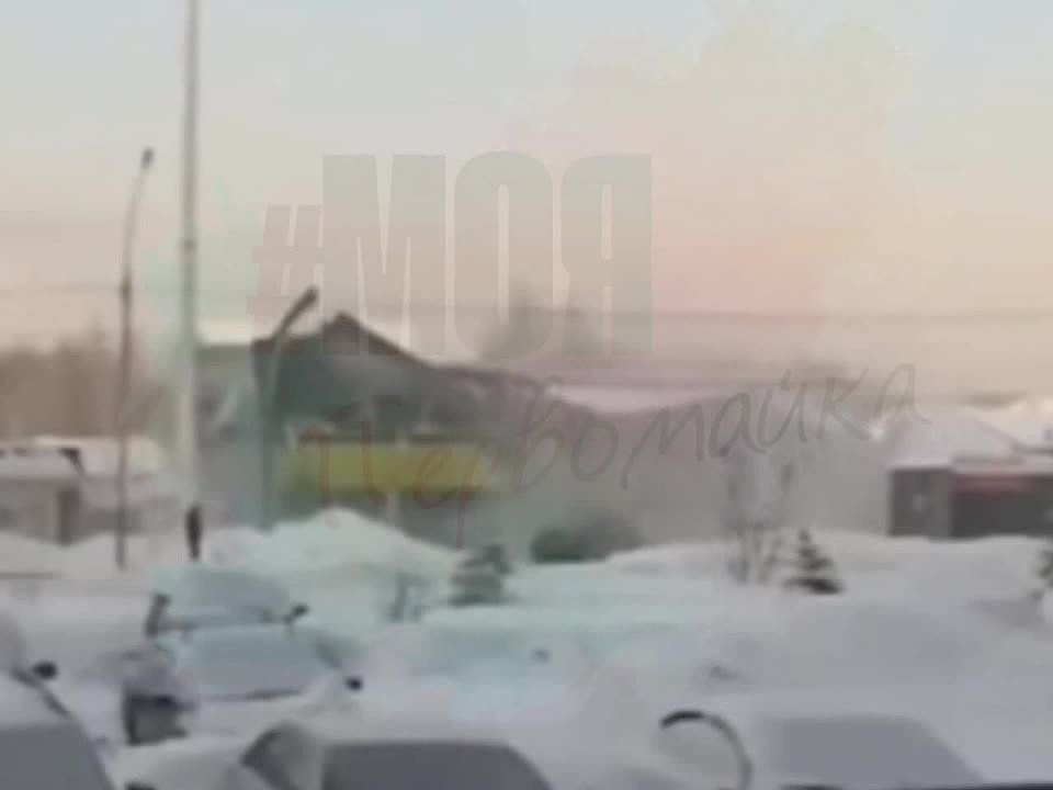 Крыша супермаркета «Ярче» в Новосибирске обрушилась, не выдержав вес снега: