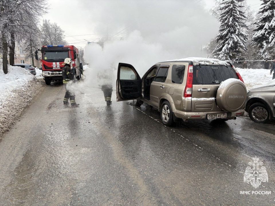 В Туле спасатели потушили загоревшуюся машину В Туле спасатели потушили загоревшуюся машину
