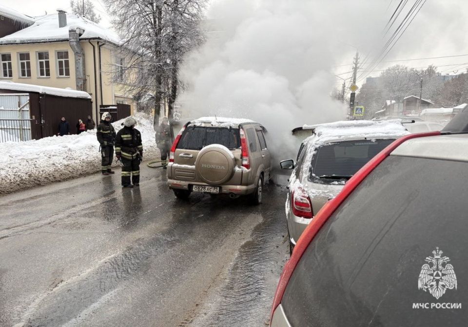 В Туле спасатели потушили загоревшуюся машину В Туле спасатели потушили загоревшуюся машину
