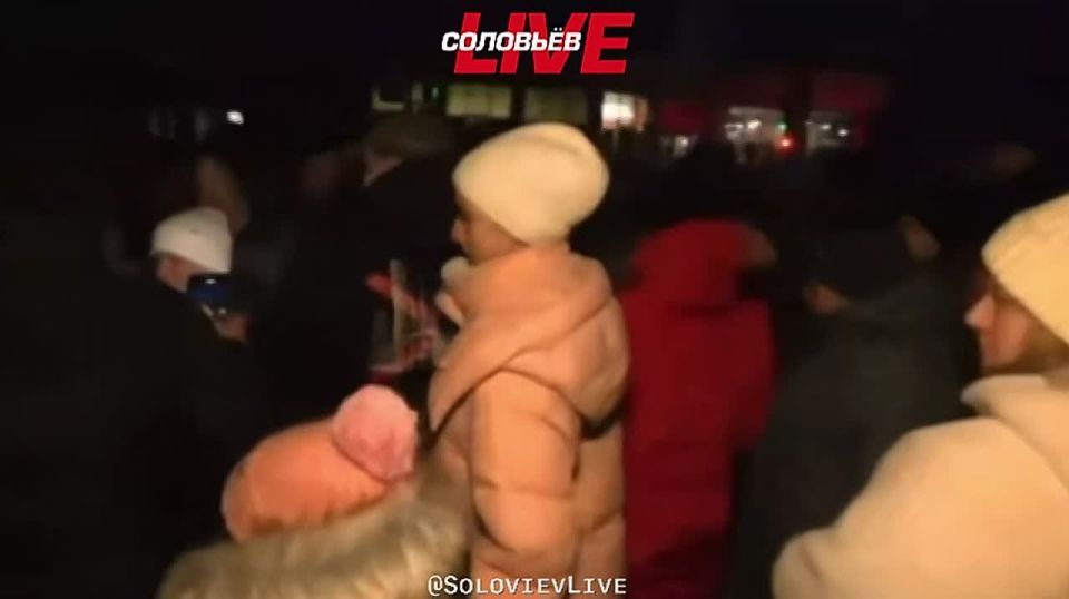 В центре Хмельницкого, у здания городского совета, проходит митинг жителей, недовольных перебоями с электроснабжением