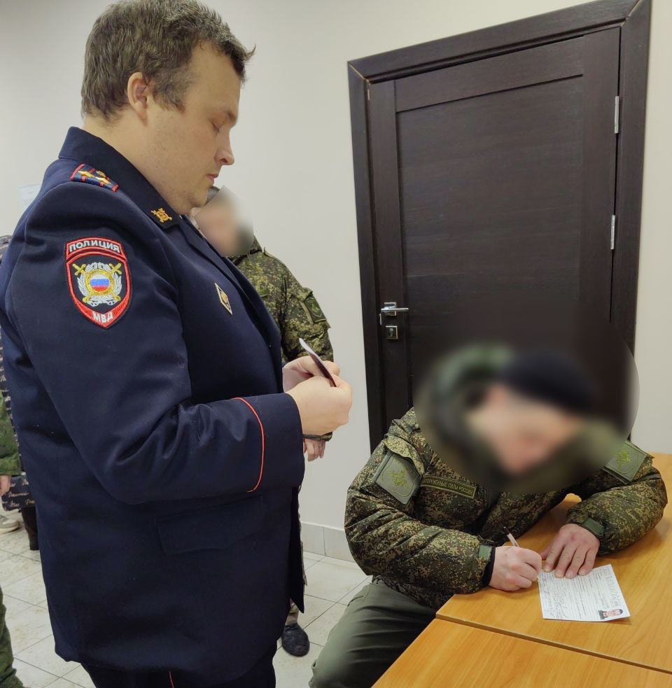 В Тульской области сотрудники полиции в приоритетном порядке оказали государственные услуги участникам специальной военной операции