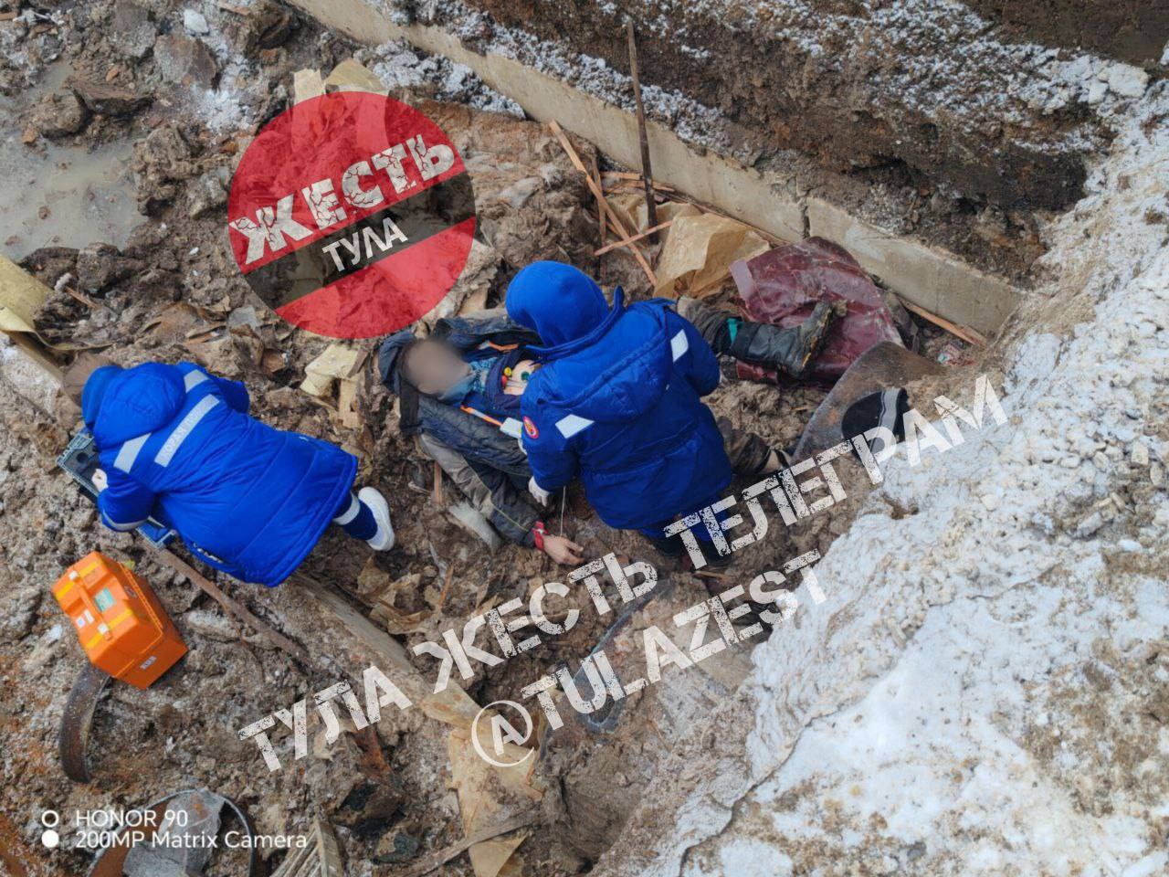 На улице Кутузова в Туле рабочий погиб во время замены труб, упав в вырытую траншею