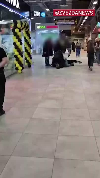 СК возбудил уголовное дело после того, как парень умер из-за удара охранника торгового центра в Петербурге