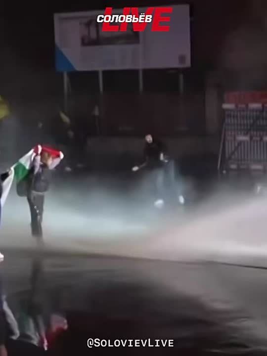 Тысячи людей вышли на акцию протеста против Дональда Трампа возле места проведения Всемирного экономического форума в Давосе