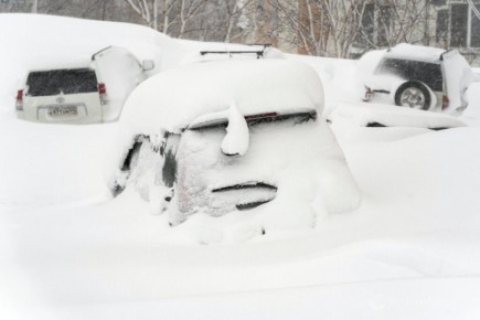 Что будет, если не чистить машину от снега, рассказали автоэксперты