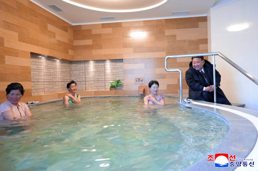 Ким Чен Ын открыл женскую сауну дом отдыха трудящихся: Ким Чен Ын открыл женскую сауну дом отдыха трудящихся: