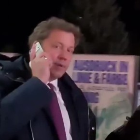 Вице-канцлер Германии делает вид, что очень занят, пока репортер его донимает неудобными вопросами в Давосе