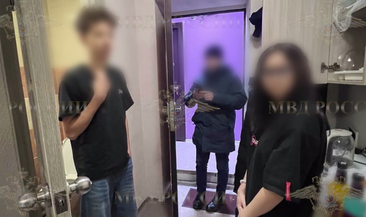 14-летний Коля, который, находясь на съемной квартире с девушкой, требовал у отца 30 млн, вероятно, был под влиянием мошенников, считает его старший брат