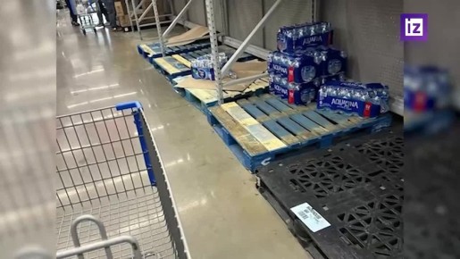 В США жители массово скупают продукты и воду на фоне предупреждений о мощном зимнем шторме — кадры с опустевшими полками публикуют пользователи в соцсетях