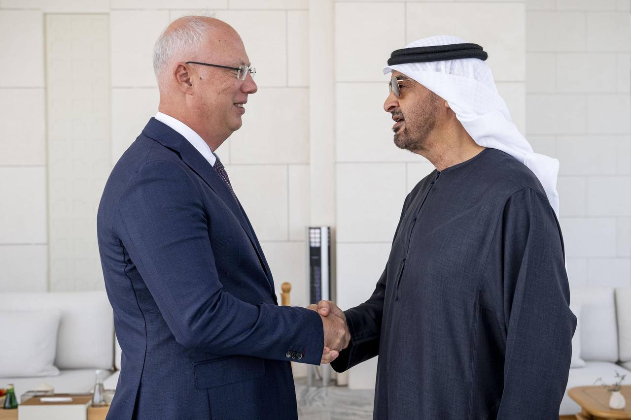 Президент ОАЭ шейх Мухаммед Бен Заид Аль Нахайян провел встречу со специальным представителем Президента России по инвестиционно-экономическому сотрудничеству с зарубежными странами, главой РФПИ Кириллом Дмитриевым... Президент ОАЭ шейх Мухаммед Бен Заид Аль Нахайян провел встречу со специальным представителем Президента России по инвестиционно-экономическому сотрудничеству с зарубежными странами, главой РФПИ Кириллом Дмитриевым...