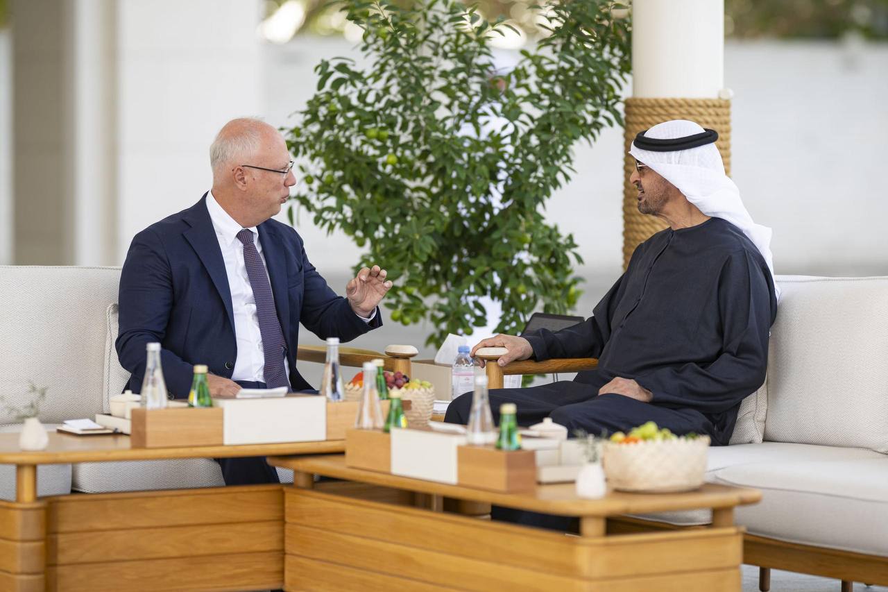 Президент ОАЭ шейх Мухаммед Бен Заид Аль Нахайян провел встречу со специальным представителем Президента России по инвестиционно-экономическому сотрудничеству с зарубежными странами, главой РФПИ Кириллом Дмитриевым... Президент ОАЭ шейх Мухаммед Бен Заид Аль Нахайян провел встречу со специальным представителем Президента России по инвестиционно-экономическому сотрудничеству с зарубежными странами, главой РФПИ Кириллом Дмитриевым...