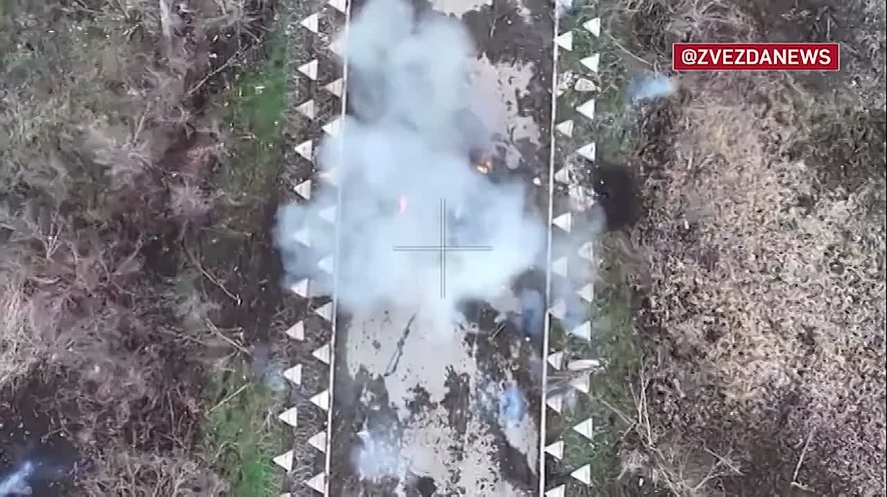 Оператор беспилотника залетел в помещение, где нашел снаряженный тяжелый гексакоптер ВСУ — он ликвидировал его прямым попаданием