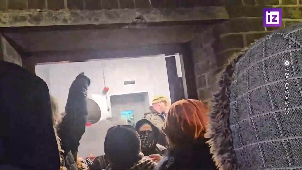 Пропалестинские активисты так сильно хотели в тюрьму, что были задержаны лондонской полицией — около 90 человек заковали в наручники после проникновения на территорию колонии