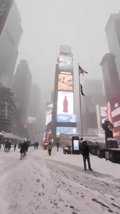 Свыше миллиона домов без света и отмена авиарейсов — США утопает в снегу после мощного шторма "Ферн"