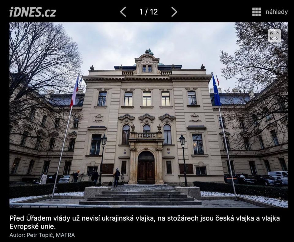 Алексей Журавлев: Перед зданием правительства Чехии убрали с флагштока украинский флаг, заменив его флагом ЕС - iDnes