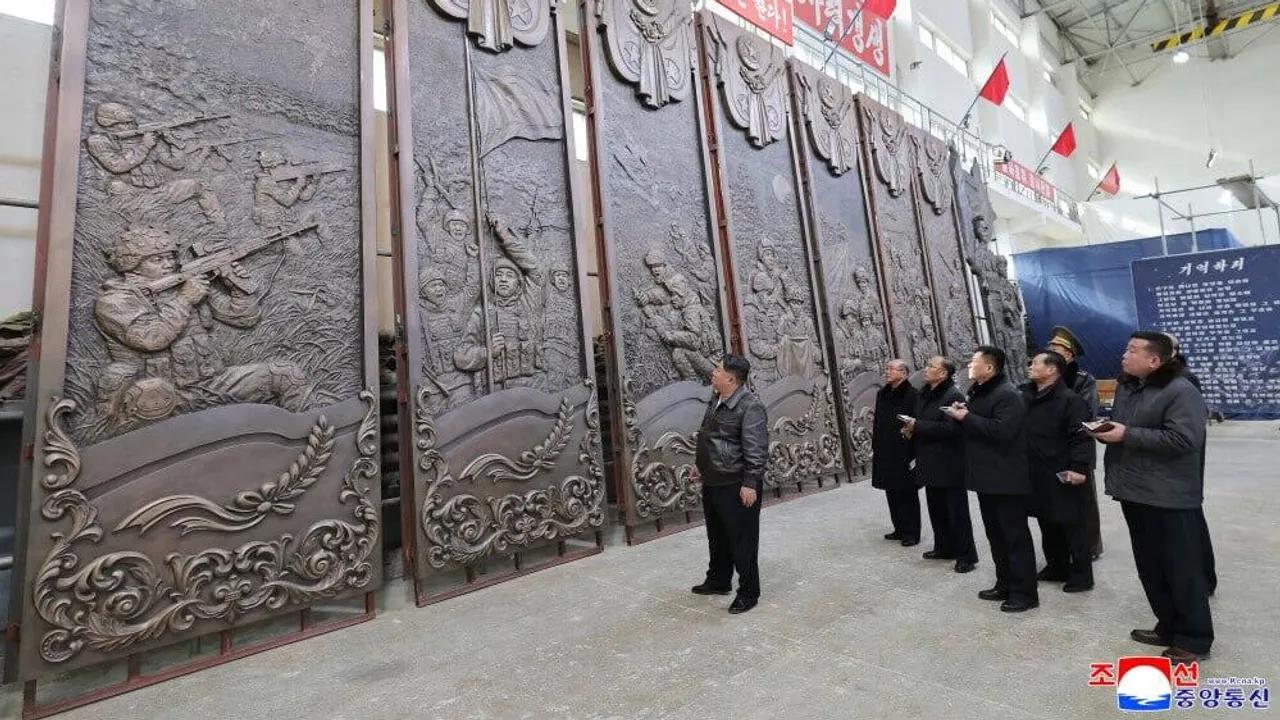 Ким Чен Ын лично руководил созданием скульптур в честь бойцов КНДР, защищавших Курскую область Ким Чен Ын лично руководил созданием скульптур в честь бойцов КНДР, защищавших Курскую область