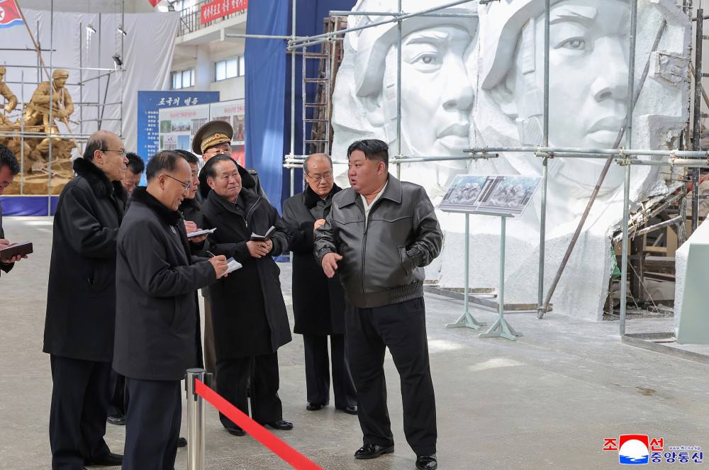 Ким Чен Ын лично руководил созданием скульптур в честь бойцов КНДР, участвовавших в освобождении Курской области: Ким Чен Ын лично руководил созданием скульптур в честь бойцов КНДР, участвовавших в освобождении Курской области: