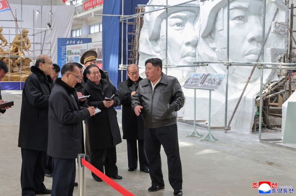 Ким Чен Ын лично руководил созданием скульптур в честь бойцов КНДР в Курской области