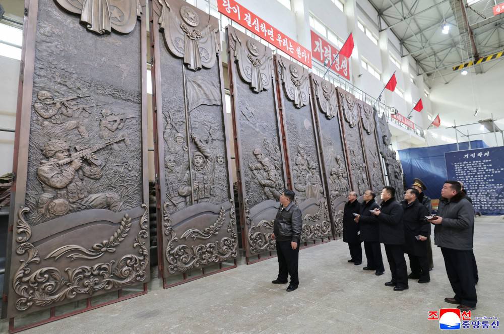 Ким Чен Ын лично руководил созданием скульптур в честь бойцов КНДР, участвовавших в освобождении Курской области: Ким Чен Ын лично руководил созданием скульптур в честь бойцов КНДР, участвовавших в освобождении Курской области: