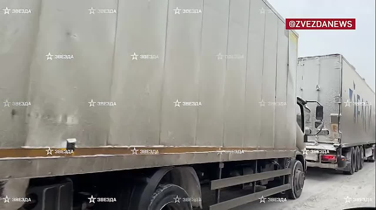 Пробки на МКАД не прекращаются с самого утра, фуры застревают на подъеме и образуются заторы на несколько часов