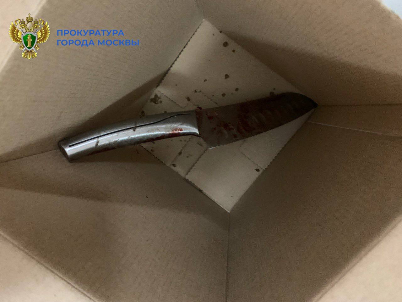 Пьяный мужчина попытался зарезать жену и сына в Москве