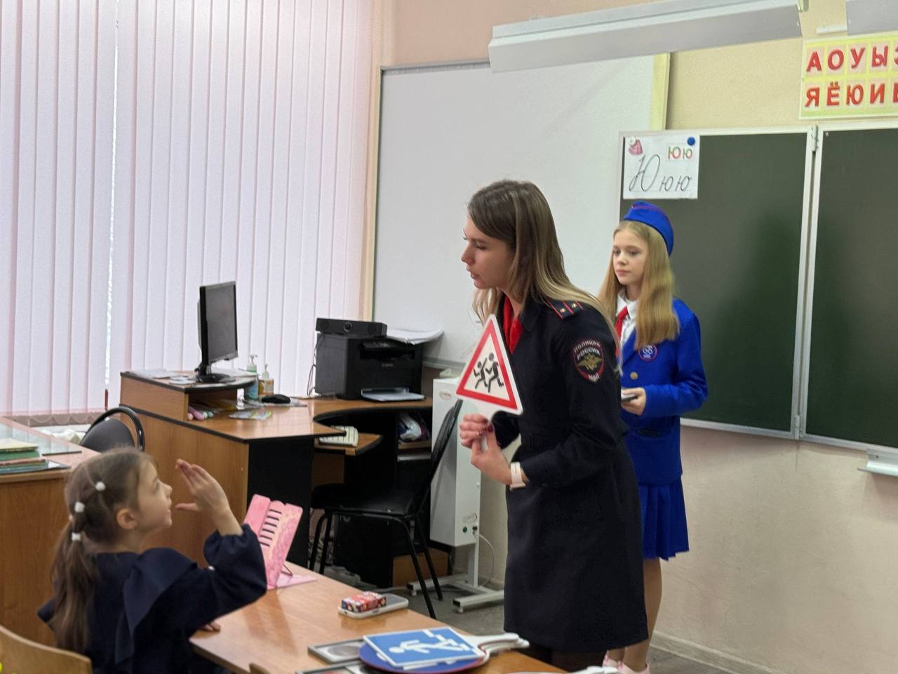 Сотрудники отдела Госавтоинспекции ОМВД России по городу Новомосковску Тульской области совместно с ребятами из отряда ЮИД провели профилактические беседы с первоклассниками Сотрудники отдела Госавтоинспекции ОМВД России по городу Новомосковску Тульской области совместно с ребятами из отряда ЮИД провели профилактические беседы с первоклассниками