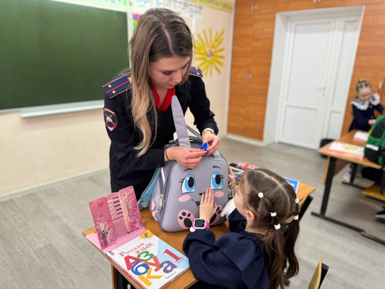 Сотрудники отдела Госавтоинспекции ОМВД России по городу Новомосковску Тульской области совместно с ребятами из отряда ЮИД провели профилактические беседы с первоклассниками