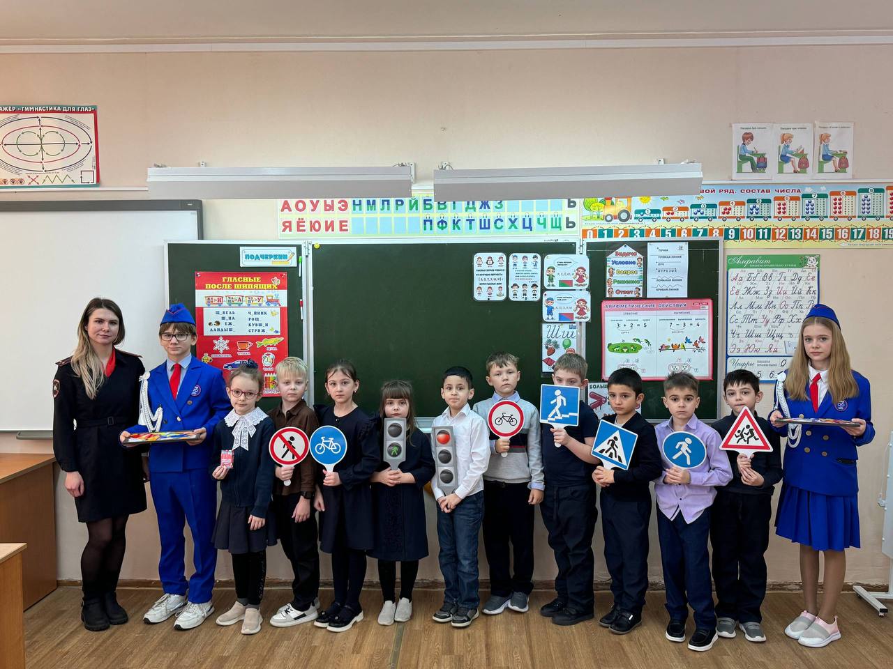Сотрудники отдела Госавтоинспекции ОМВД России по городу Новомосковску Тульской области совместно с ребятами из отряда ЮИД провели профилактические беседы с первоклассниками Сотрудники отдела Госавтоинспекции ОМВД России по городу Новомосковску Тульской области совместно с ребятами из отряда ЮИД провели профилактические беседы с первоклассниками