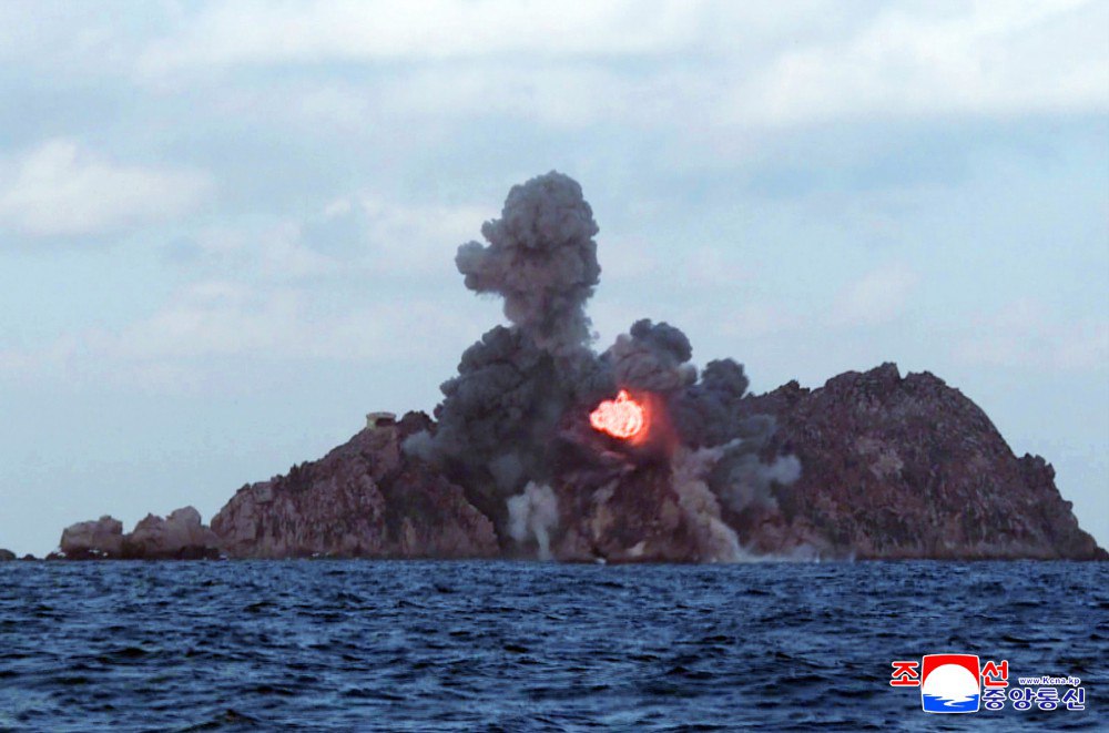 Ким Чен Ын наблюдал за испытаниями крупнокалиберной РСЗО обновленного типа Ким Чен Ын наблюдал за испытаниями крупнокалиберной РСЗО обновленного типа