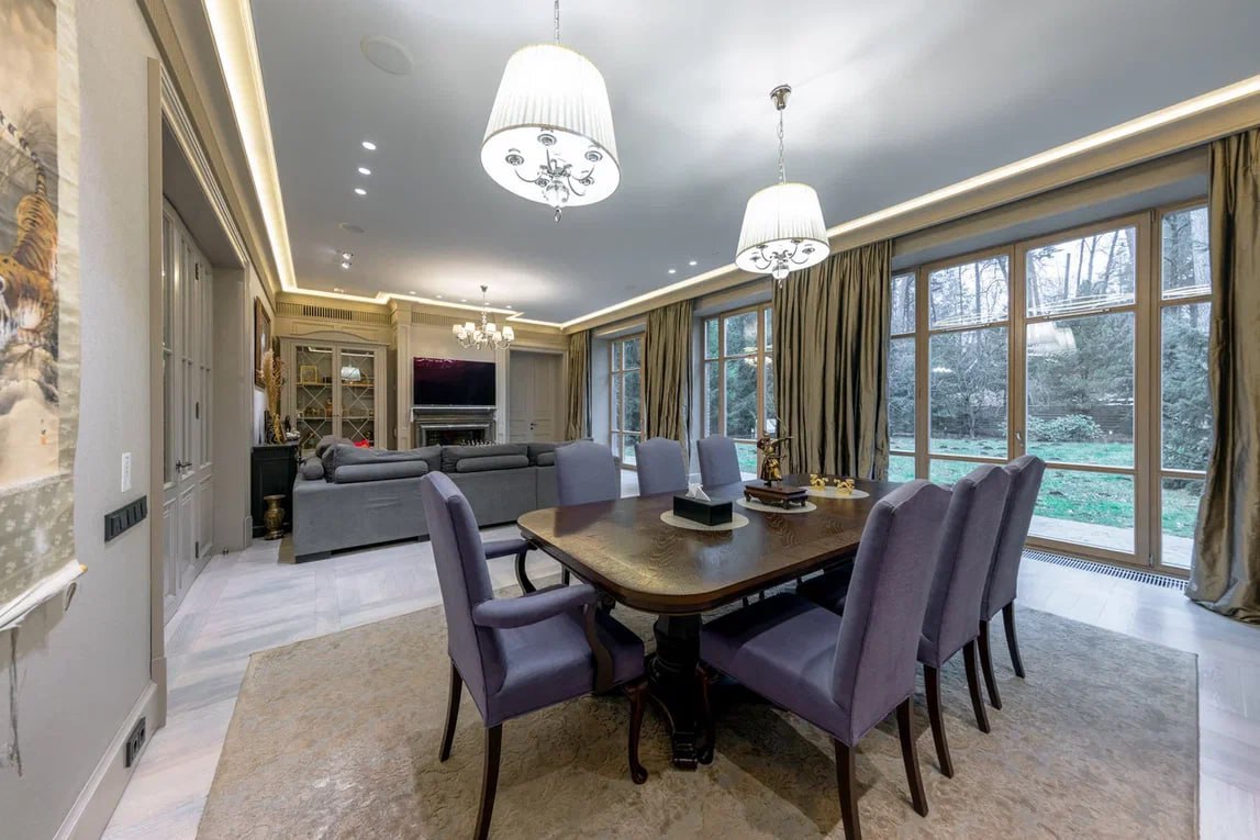 Стивен Сигал продает свой особняк на Рублёво-Успенском шоссе Стивен Сигал продает свой особняк на Рублёво-Успенском шоссе