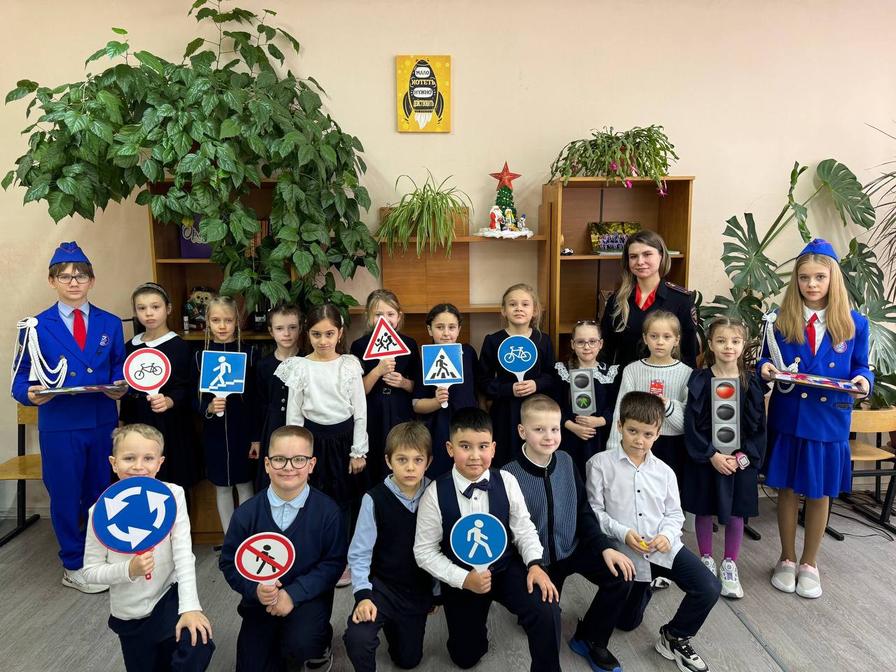 Сотрудники отдела Госавтоинспекции ОМВД России по городу Новомосковску Тульской области совместно с ребятами из отряда ЮИД провели профилактические беседы с первоклассниками Сотрудники отдела Госавтоинспекции ОМВД России по городу Новомосковску Тульской области совместно с ребятами из отряда ЮИД провели профилактические беседы с первоклассниками