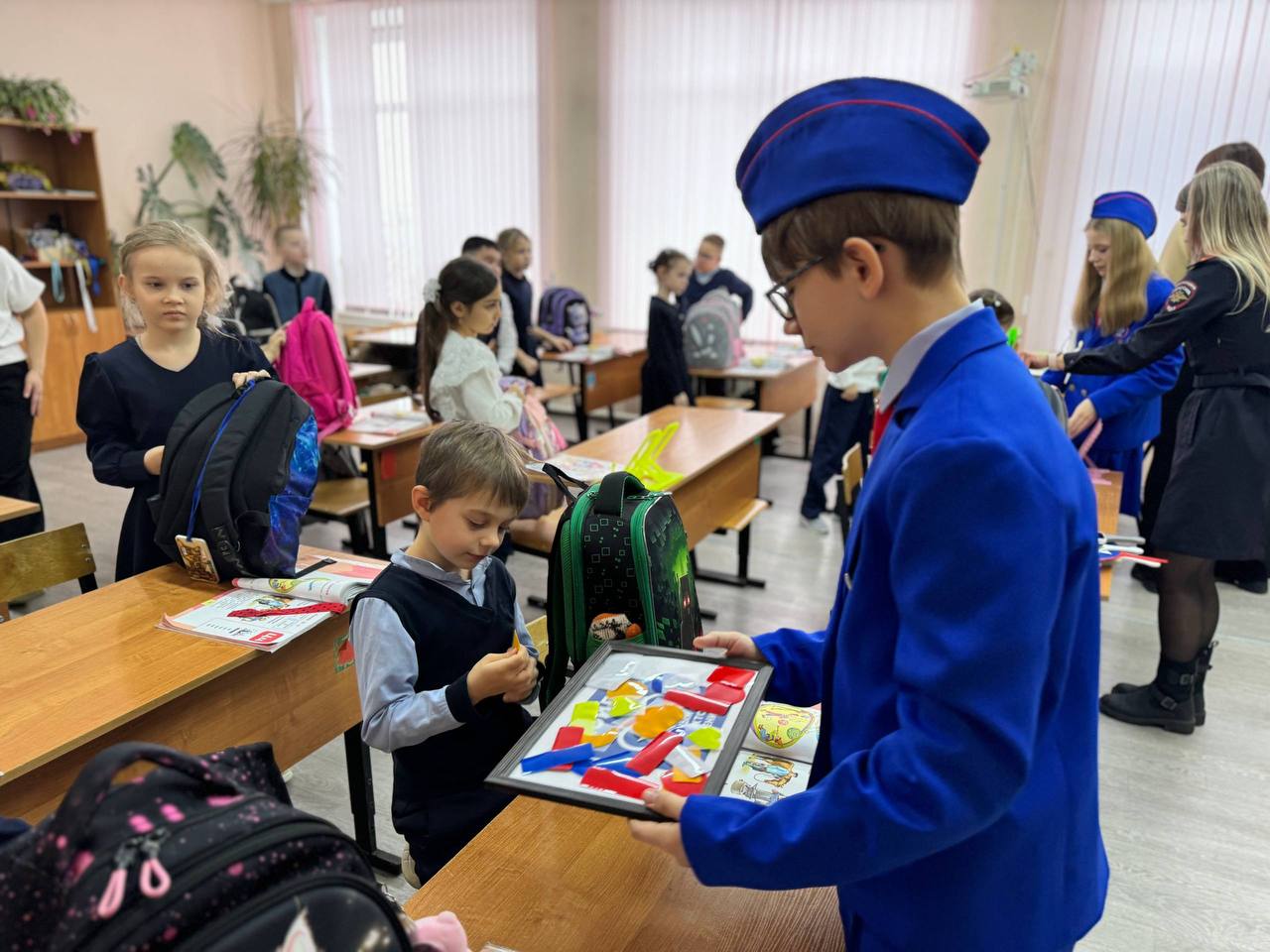 Сотрудники отдела Госавтоинспекции ОМВД России по городу Новомосковску Тульской области совместно с ребятами из отряда ЮИД провели профилактические беседы с первоклассниками Сотрудники отдела Госавтоинспекции ОМВД России по городу Новомосковску Тульской области совместно с ребятами из отряда ЮИД провели профилактические беседы с первоклассниками