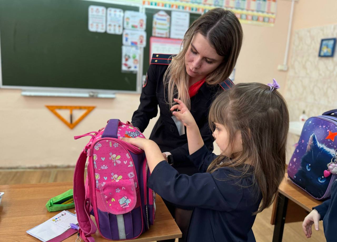 Сотрудники отдела Госавтоинспекции ОМВД России по городу Новомосковску Тульской области совместно с ребятами из отряда ЮИД провели профилактические беседы с первоклассниками Сотрудники отдела Госавтоинспекции ОМВД России по городу Новомосковску Тульской области совместно с ребятами из отряда ЮИД провели профилактические беседы с первоклассниками