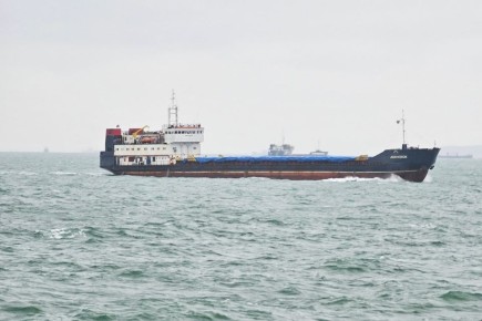 Иранский сухогруз получил пробоину и сел на мель около порта Махачкалы, сообщили в региональном МЧС