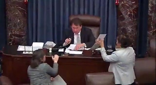 Олег Царёв: В США завтра в полночь может наступить частичный шатдаун: если Сенат не успеет принять оставшиеся законы о финансировании, деньги на ряд ведомств, включая Министерство внутренней безопасности (DHS), истекут