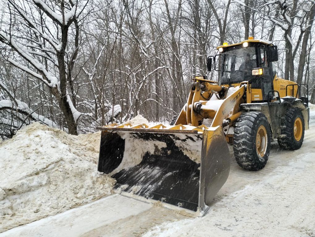 В Новомосковске устраняют последствия сильно снегопада В Новомосковске устраняют последствия сильно снегопада