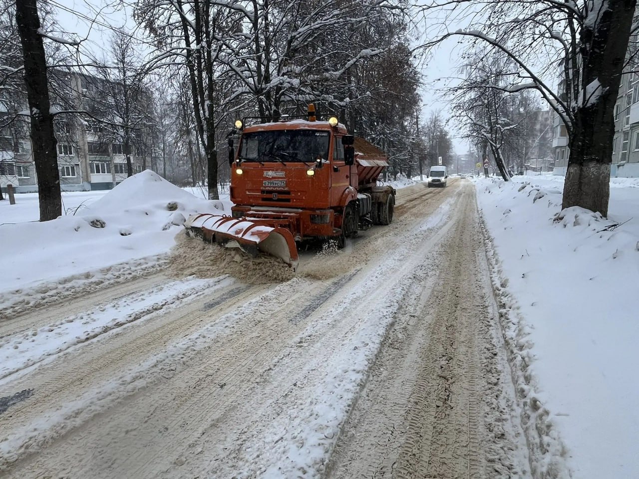 В Новомосковске устраняют последствия сильно снегопада В Новомосковске устраняют последствия сильно снегопада