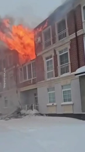 Языки пламени вырываются из окна таунхауса в коттеджном поселке Изумрудный в Новой Москве