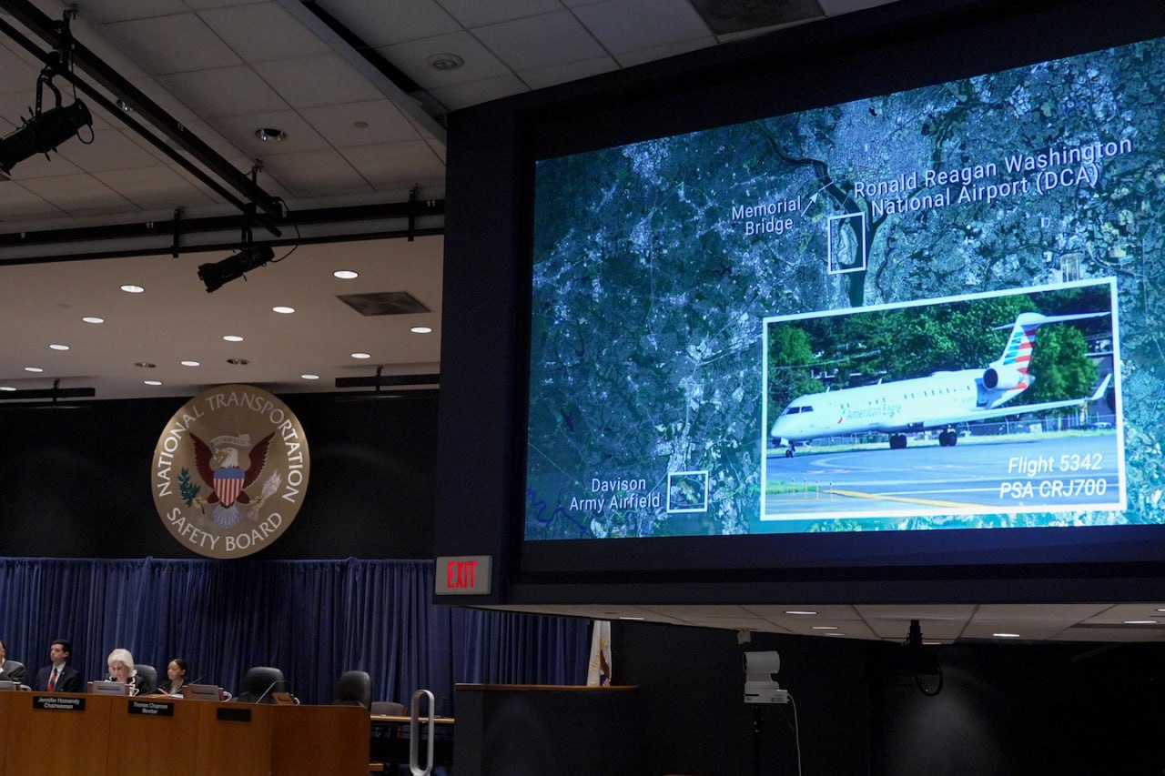 Причиной крушения пассажирского самолета в США в январе 2025 года, в результате которого погибли 64 человека, в том числе российские фигуристы, стал вертолет армии США на маршруте