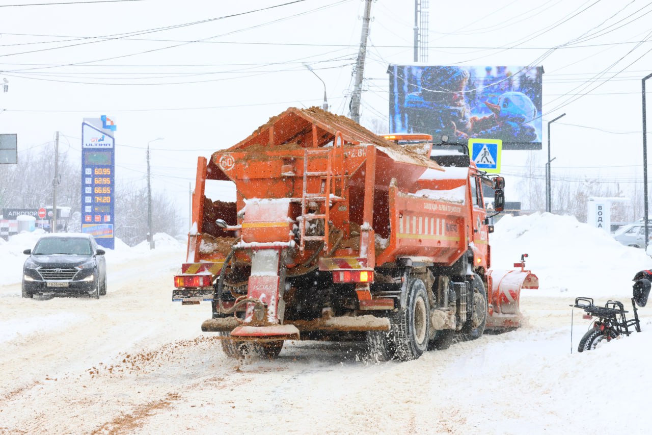 В Новомосковске устраняют последствия сильно снегопада В Новомосковске устраняют последствия сильно снегопада