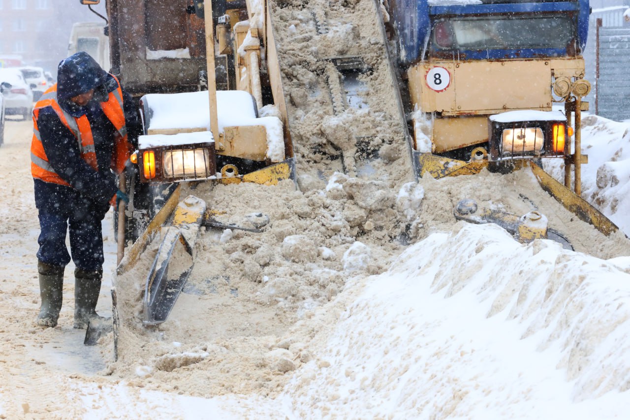 В Новомосковске устраняют последствия сильно снегопада В Новомосковске устраняют последствия сильно снегопада