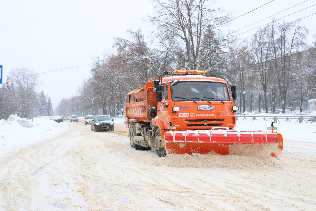 В Новомосковске устраняют последствия сильно снегопада В Новомосковске устраняют последствия сильно снегопада