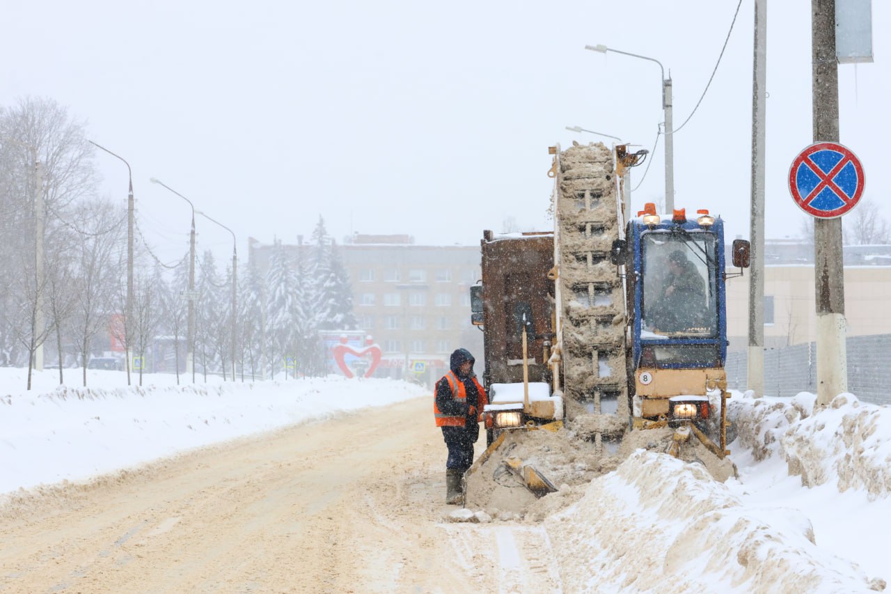 В Новомосковске устраняют последствия сильно снегопада