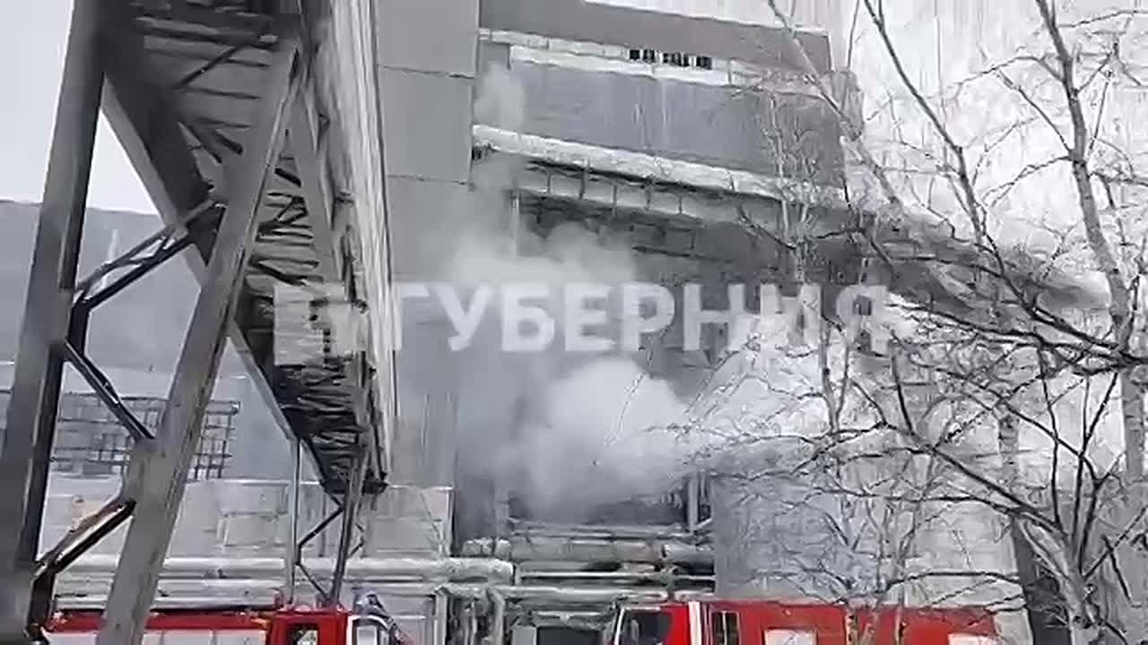 Один человек погиб, еще один пострадал при пожаре на ТЭЦ-3 в Хабаровске, сообщили "Звезде" в региональном СК. Возгорание произошло на крыше одного из корпусов, где шли кровельные работы, уточнили в МЧС