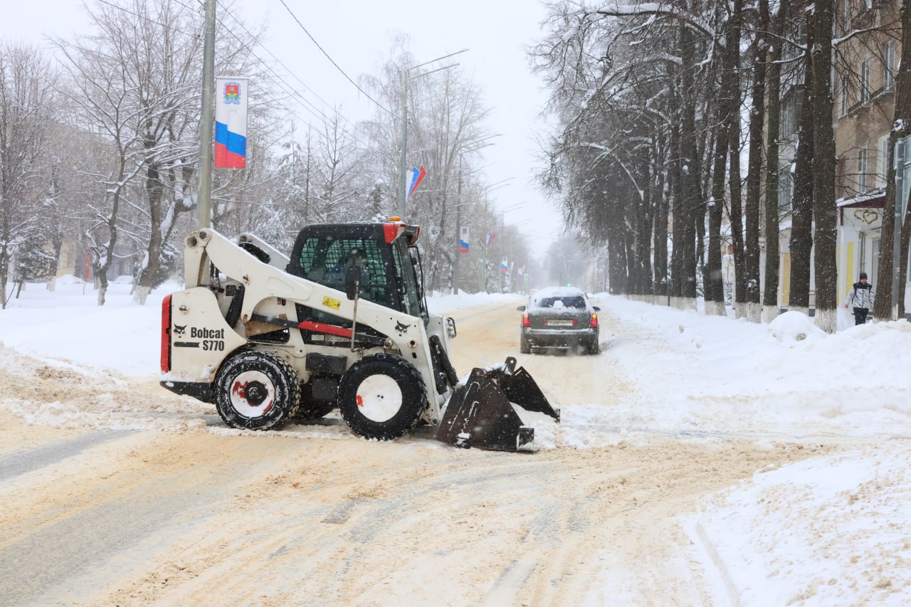 В Новомосковске устраняют последствия сильно снегопада В Новомосковске устраняют последствия сильно снегопада