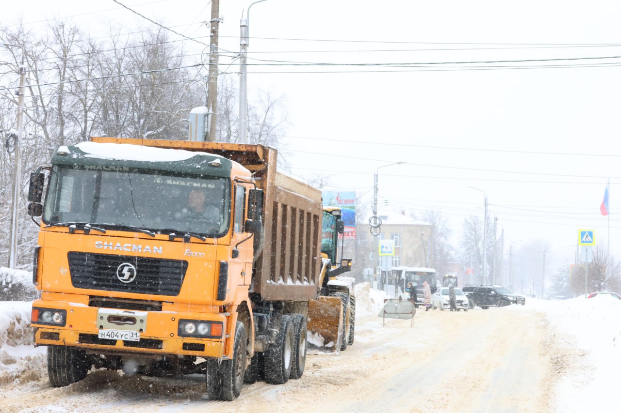 В Новомосковске устраняют последствия сильно снегопада В Новомосковске устраняют последствия сильно снегопада
