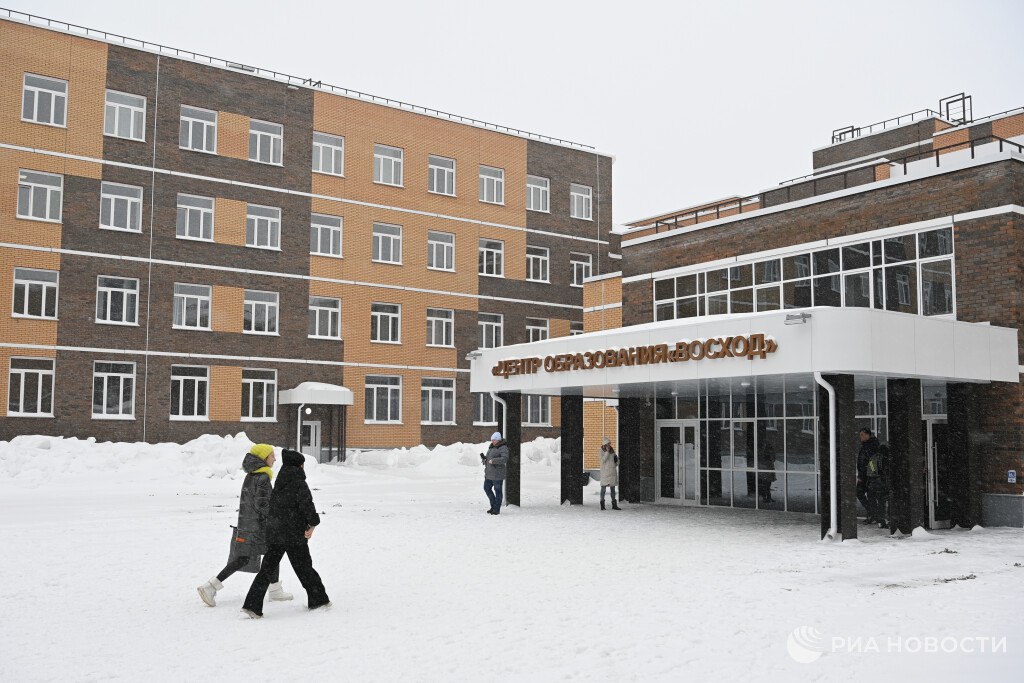 При каких условиях можно не ходить в школу зимой, рассказал Онищенко