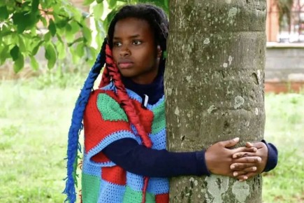 Кенийская экоактивистка три дня обнимала дерево и установила мировой рекорд: