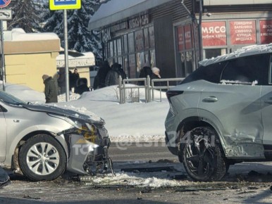 Две легковушки столкнулись на перекрестке улиц Пузакова и Демидовской
